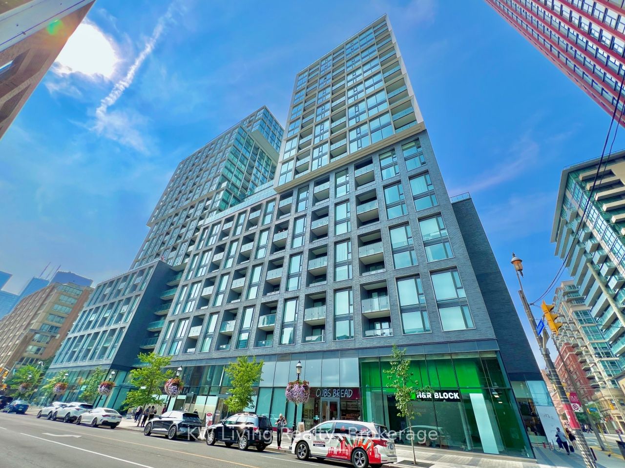 1105 – 158 Front Street E